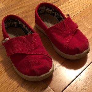 Tiny TOMS, Size 7 Red